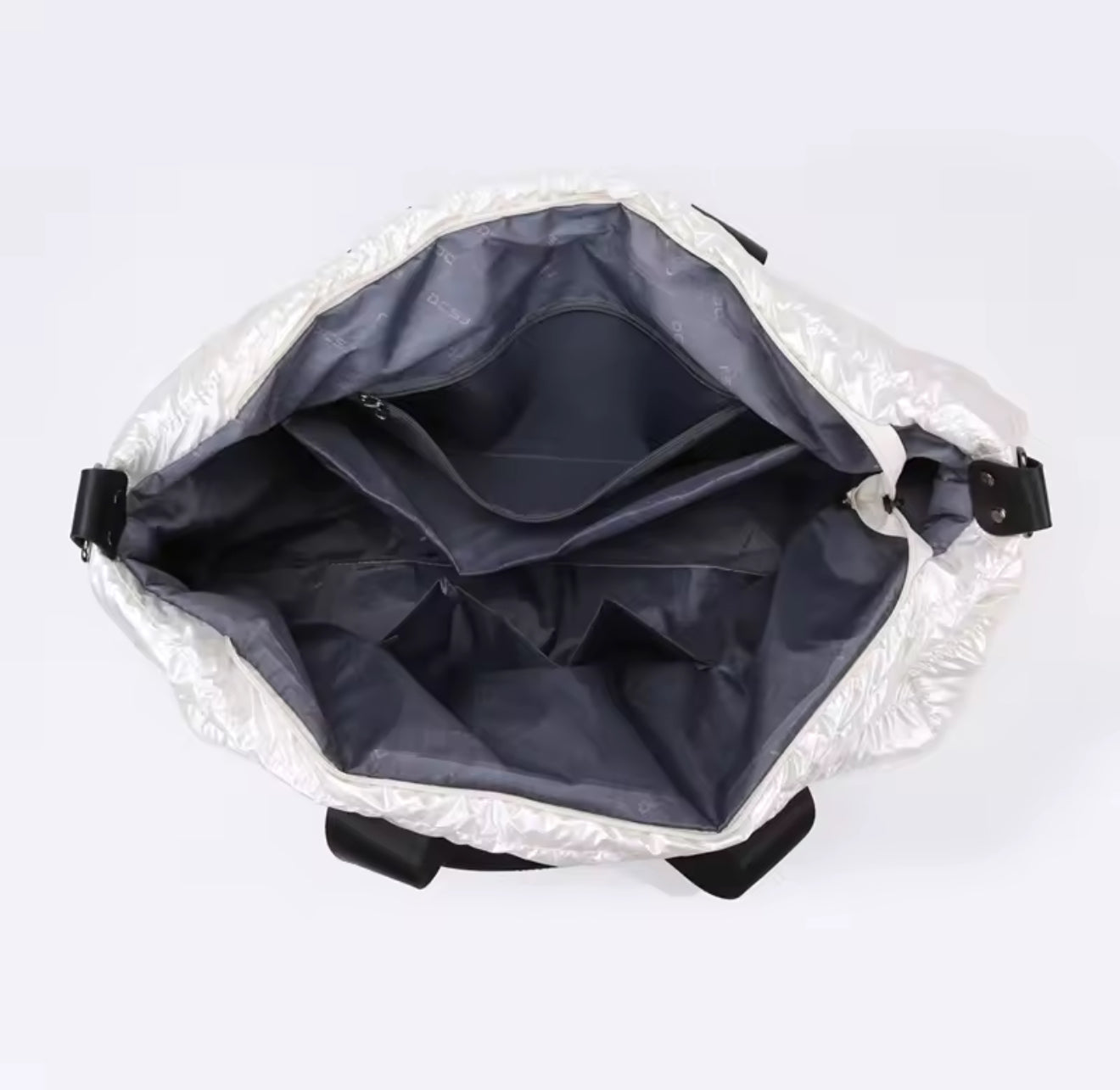 Quilted Puffer Duffel Bag – Travel, Gym & Everyday Tote
Bolso Acolchado de Viaje – Deportivo, Gimnasio y Uso Diario
