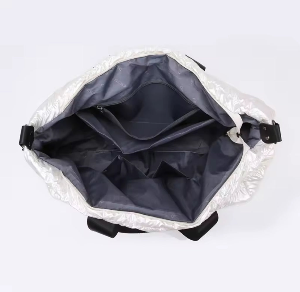 Quilted Puffer Duffel Bag – Travel, Gym & Everyday Tote
Bolso Acolchado de Viaje – Deportivo, Gimnasio y Uso Diario