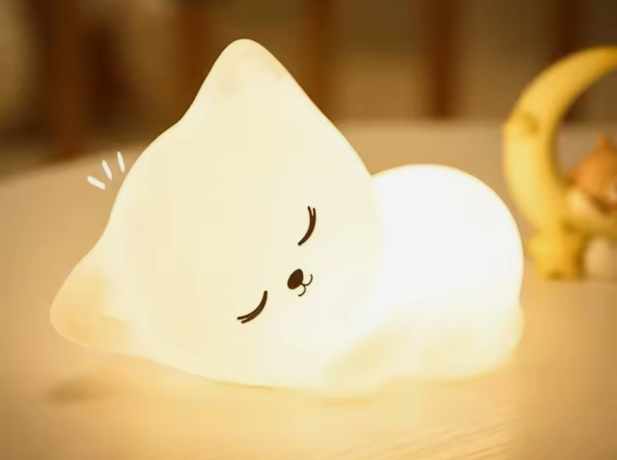 Cat Night Light – Cozy Sleeping Baby & Kids Room Lamp (Rechargeable & Remote Control)
(Luz de noche en forma de gato – Lámpara acogedora para bebé, recargable con control remoto)